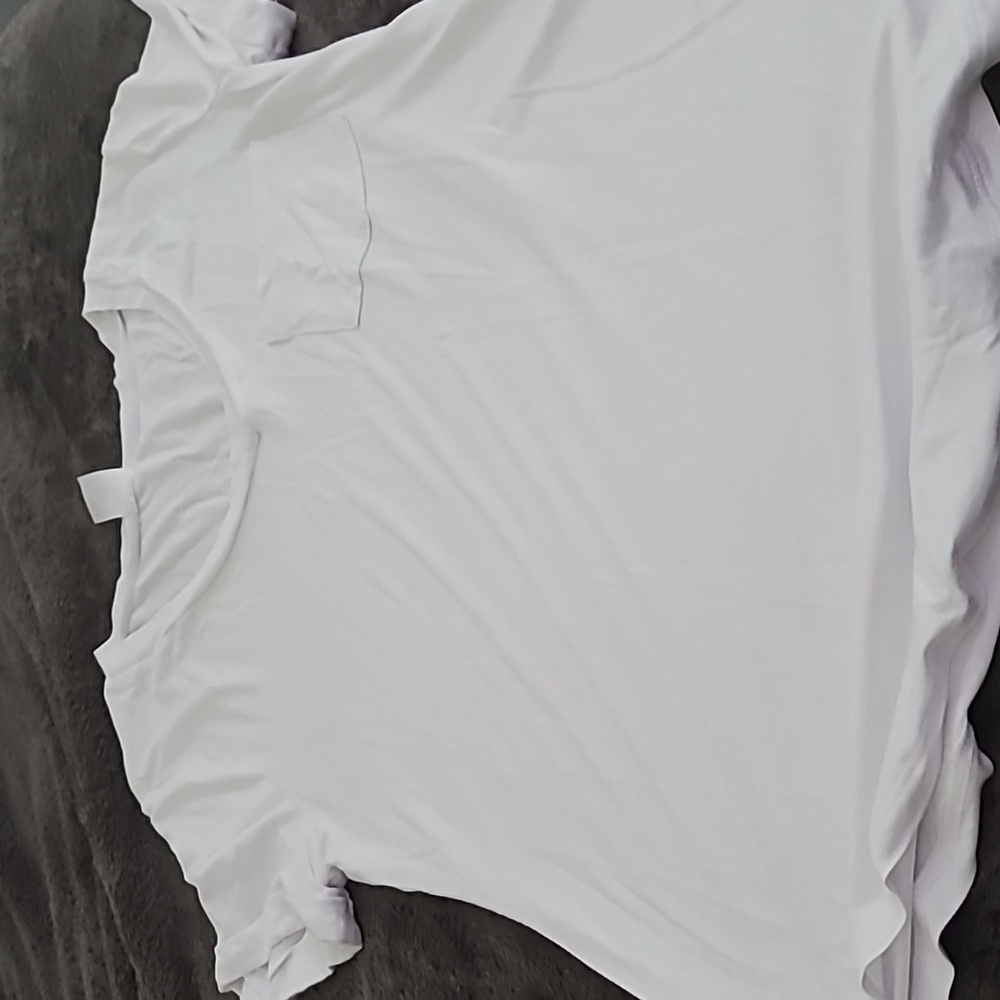 No boundaries white large tshirt